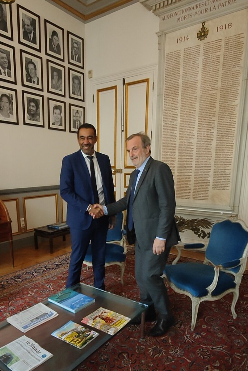 LadomOfficiel's tweet photo. Face à l'augmentation des prix des billets d'avion, l'Etat à travers #LADOM augmente les montants de l'aide à la continuité territoriale. Jean François Carenco, ministre chargé des #OutreMer et @saidahamada, DG de @LadomOfficiel font le point. https://t.co/P6Dvp9d4RS