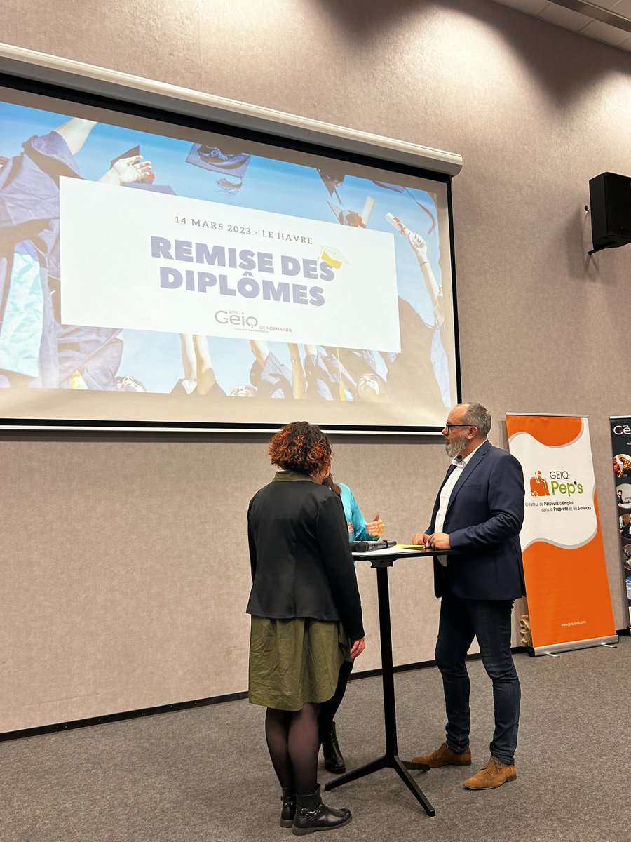 CarolineSorieul's tweet photo. Remise de diplômes ce jour du #Geiqpropreté #LeHavre. Un groupement d’entreprises engagées pour l’insertion  des hommes et femmes sans emploi pour leur proposer de se qualifier tout en travaillant, d’être fiers du diplôme obtenu! https://t.co/sD21O6lsBW
