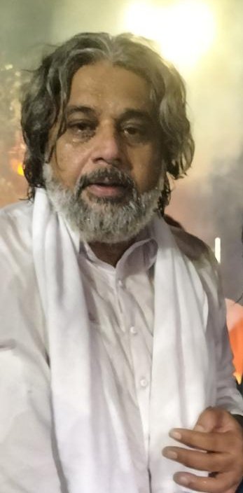 _SahibzadaHamid's tweet photo. صاحبزادہ حامد رضا سربراہ سنی اتحاد کونسل کئی گھنٹوں سے روڈ پر پولیس کی بدترین شیلنگ کا سامنا کرتے ہوئے ڈٹ کر کھڑے ہیں۔
 
خان صاحب! آپ کے اچھے وقت کے نہیں برے وقت کے ساتھی ہیں اور ساتھ کھڑے رہیں گے۔ https://t.co/XXO3HBFl9F