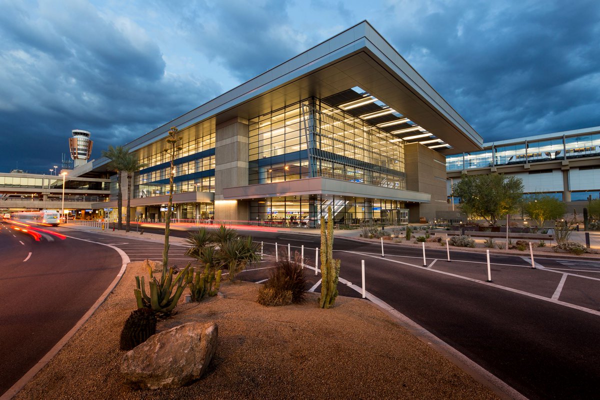 ¿Viaja con niños a través de @PHXSkyHarbor? ¡Ha venido al lugar correcto! 🧸🚸

Vea algunos consejos útiles en nuestro sitio web: bit.ly/3l3BQII 

#AmericasFriendliestAirport #PHX