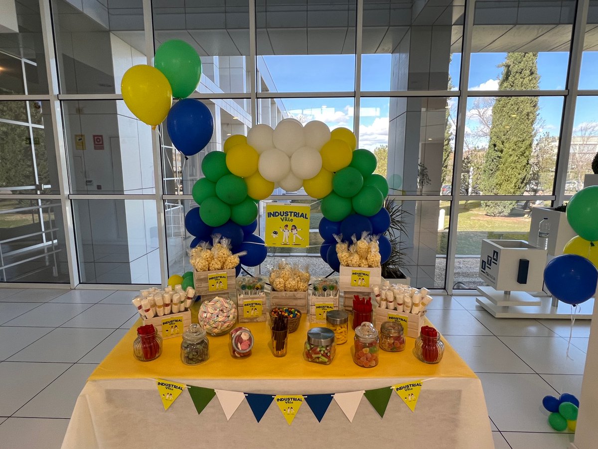 Claudia, Hugo e Indy, los personajes de #IndustrialVille de @ITAINNOVA 
Nos esperan a la salida del evento final. Tras los premios de <a href="/CerTestBiotec/">CerTest Biotec, S.L.</a> <a href="/Lacasaytu/">Chocolates Lacasa</a> <a href="/Edelvives/">Edelvives</a> <a href="/ENARCO_SA/">ENARCO,S.A.</a> y #CAF llega la merienda.