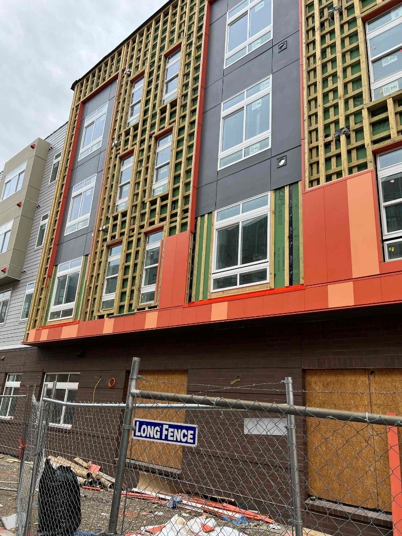 MissionFirstHG's tweet photo. Going up!

Construction on The Ruby at Somerset, a partnership with @PSOBaltimore, is speeding along!

Now 77% complete, the project at 420 Aisquith St, in Baltimore will provide 72 units of affordable housing. https://t.co/lvAFcOZiln
