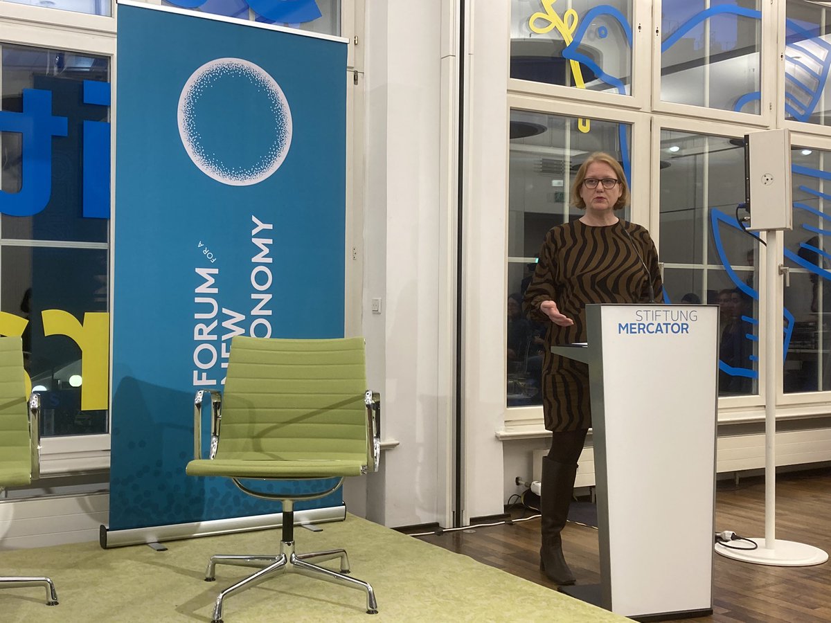 Voss_der_Boss's tweet photo. Bundesministerin @lisapaus eröffnet das Panel zum Gender Pay Gap des @ForumNewEconomy mit starker Analyse zur Ursachen von diskriminierender Lohnungleichheit. Wichtig: „Ohne Frauen geht in der deutschen Wirtschaft nichts.“ @MercatorDE @BMFSFJ https://t.co/WKkLNsHNCn
