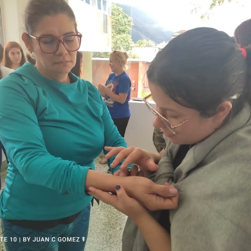 ScuolaCodazzi's tweet photo. Todo el personal de la Asociación Civil Escuela Agustín Codazzi realizó este pasado 12 de enero un taller de primeros auxilios impartido por Servicio Medico de la Scuola Agustín Codazzi y con el apoyo de Protección Civil del municipio Los Salias del estado Miranda. https://t.co/2PQIMF1epw