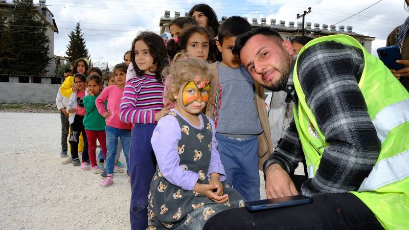 Haberturk's tweet photo. Şırnak'tan deprem bölgesi Gaziantep ve Adıyaman'a giden öğretmenler, 1500 çocuk için çeşitli etkinlikler düzenledi
https://t.co/pwqCS2ewEk https://t.co/aCgmpmHs8p