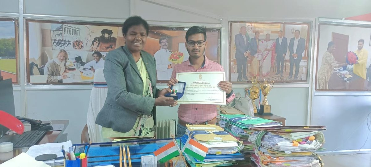 helloalokjee's tweet photo. Gald to meet Director of Sports and Youth Affairs, Jharkhand @SportsJhr Smt. Sarojini Lakda and state Director of Nehru Yuva Kendra Sangathan Jharkhand @NyksSo Smt Honey Sinha.This is an amazing example of state that two empowered women are leading youth affairs in the state. https://t.co/WkQdLER9H5