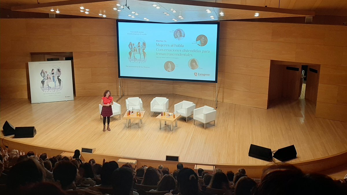 IgualdadZGZ's tweet image. El acto ha comenzado con un divertido monólogo de la actriz María de Rada (@Deradeando) que ha desatado las risas del público 😂