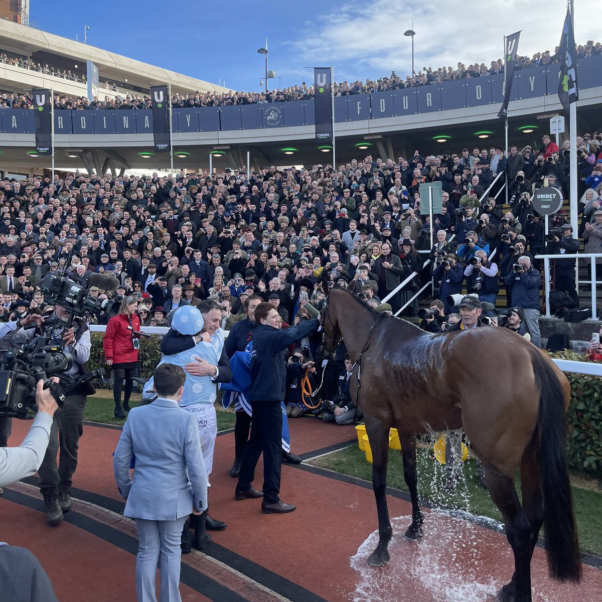 kevinblake2011's tweet image. Still utterly in awe at what we witnessed in the Mares’ Hurdle. The strength the de Bromhead family and their entire team have shown in the last six months has been incredible. Sport mirrors life and Honeysuckle channeled that strength today. Never known an atmosphere like it. 🥲