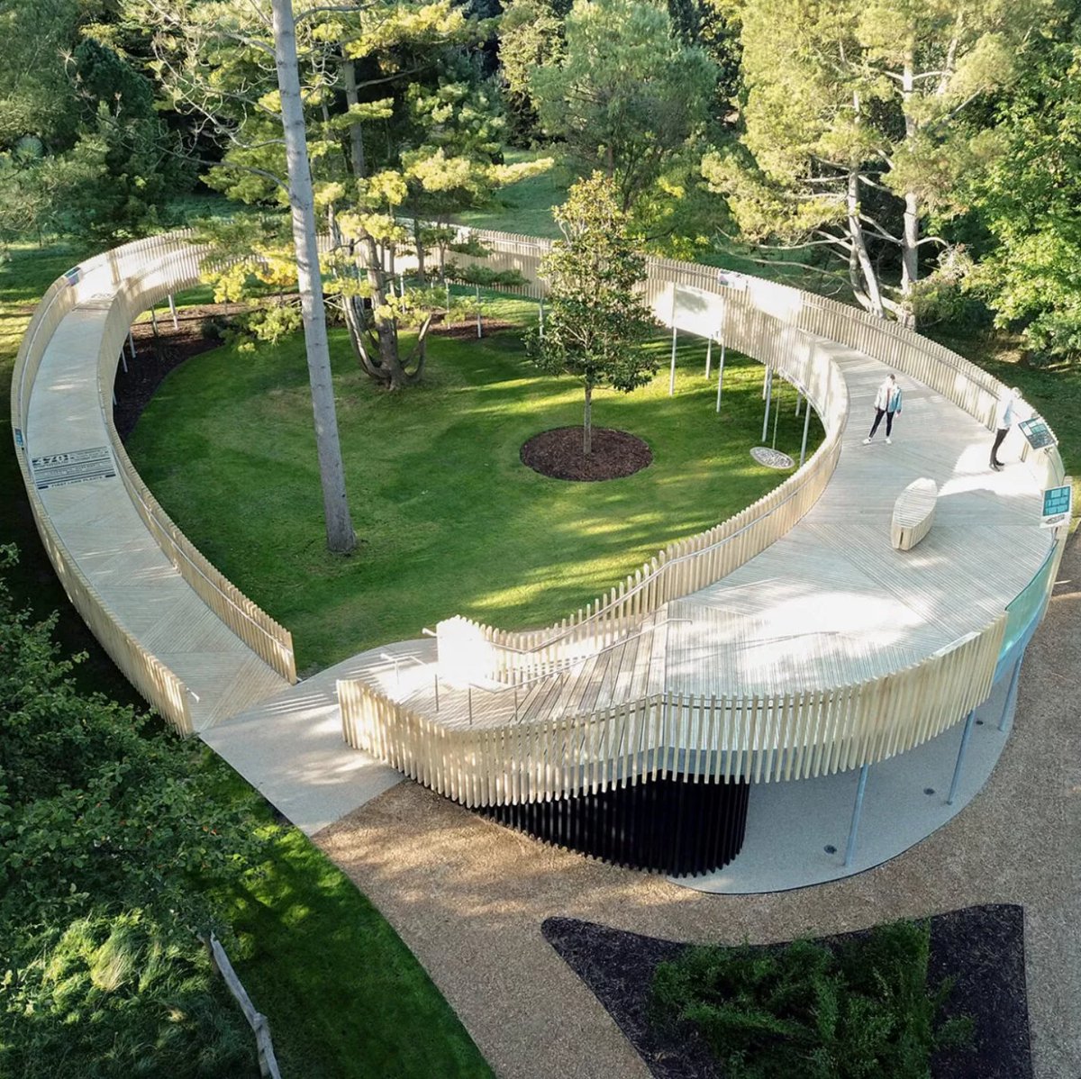 banema's tweet photo. Accoya® foi especificada como parte integral do projeto dos Jardins Botânicos da Universidade de Cambridge. ‘The Rising Path’, uma bonita espiral em aço galvanizado e madeira tem 65 metros de comprimento é um dos seus elementos centrais. https://t.co/kmgJTKW5R1