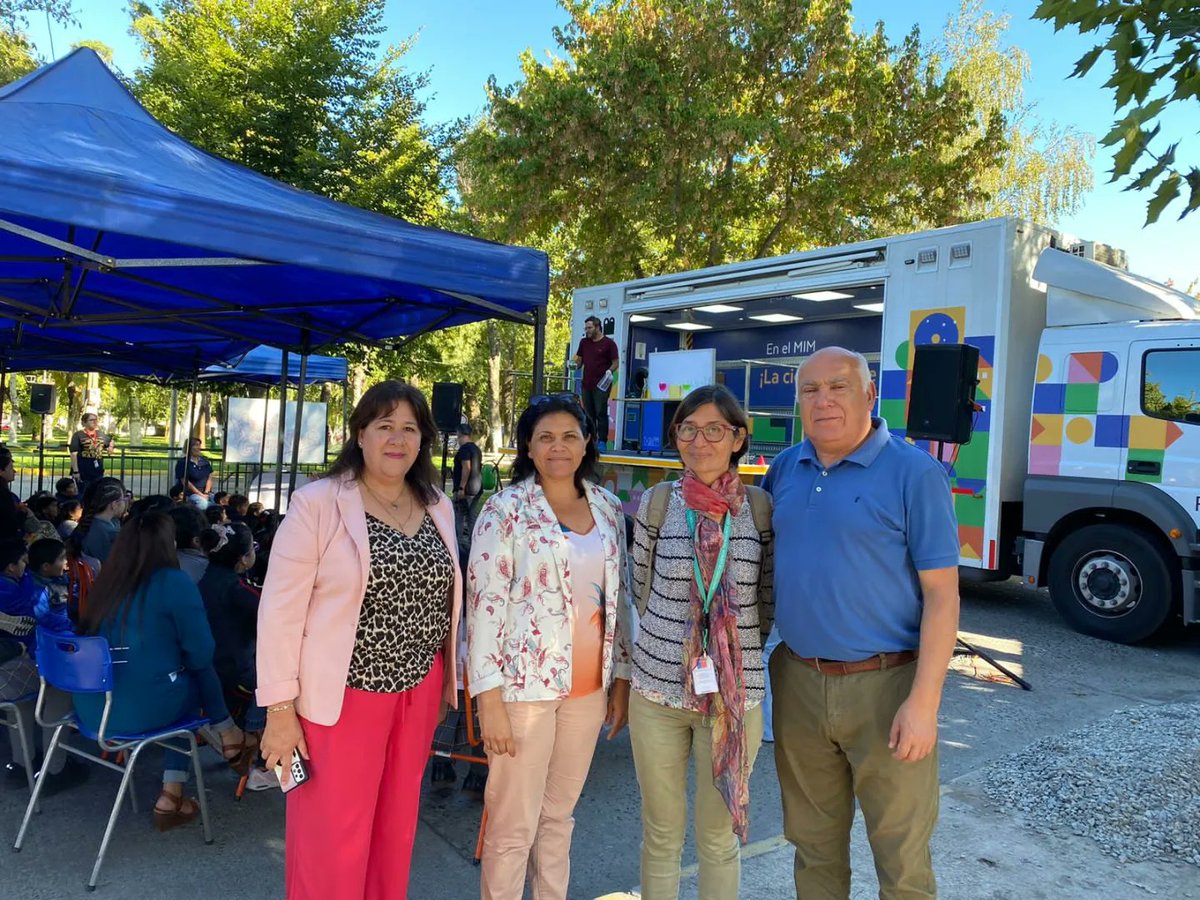 SeremiCienciaB's tweet photo. A #Quillón llegó el MIM Móvil del Museo Interativo Mirador para que niños y niñas aprendan de manera entretenida 🌎🧬🌌. 

La Seremi @sofia_valenzuel junto a su par de @mmanuble Mario Rivas y el administrador de @muni_quillon José Acuña lideraron esta actividad (1/2) https://t.co/maDbQB6Wnp