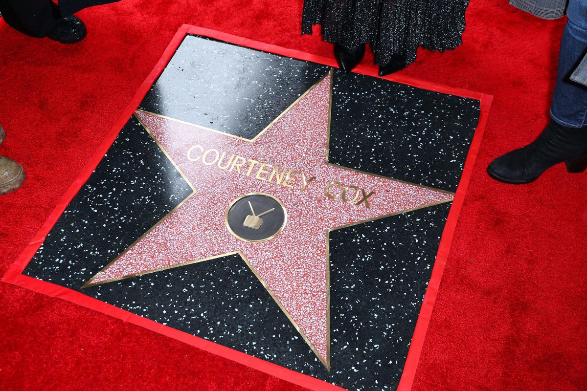 CentralCoxBr's tweet photo. No dia 27 de fevereiro, Courteney Cox recebeu sua tão merecida estrela na calçada da fama!

A atriz iria receber a homenagem em 2021, mas, em razão da pandemia, a cerimônia foi adiada para o início deste ano. 

A categoria escolhida para homenagear Cox foi Televisão. https://t.co/zmZn8PnP8s