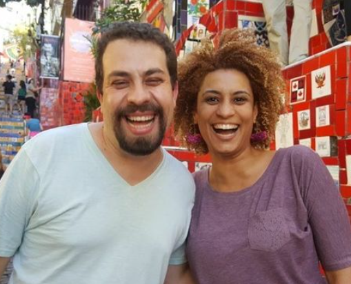 GuilhermeBoulos's tweet photo. Já são 5 anos sem esse sorrisão contagiante e essa força que tomava conta de qualquer espaço. Já são 5 anos de luta pela memória de Marielle Franco e Anderson, exigindo justiça para esse crime brutal. 
5 anos sem resposta:
QUEM MANDOU MATAR MARIELLE? https://t.co/lVUIPmduz2