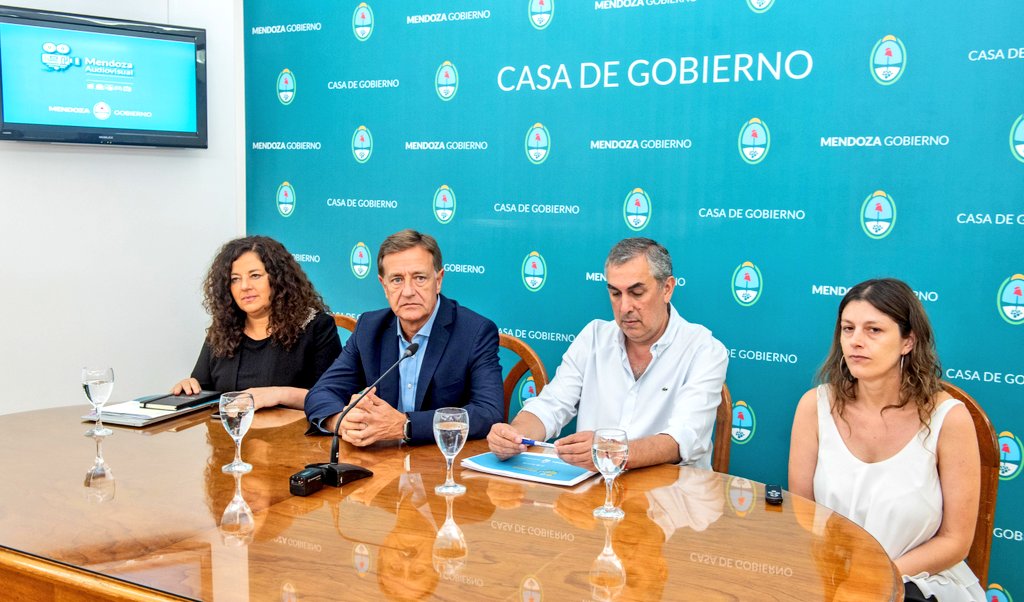 evaquie's tweet photo. #MendozaTIC

La 1° convocatoria del programa Mendoza Audiovisual fue un éxito. A través de reintegros, logramos que 12 películas comiencen a filmarse en la provincia generando inversiones por más de $1.500 millones y 4.800 empleos directos e indirectos. @rodysuarez @noravicario https://t.co/N4LPPTULnA