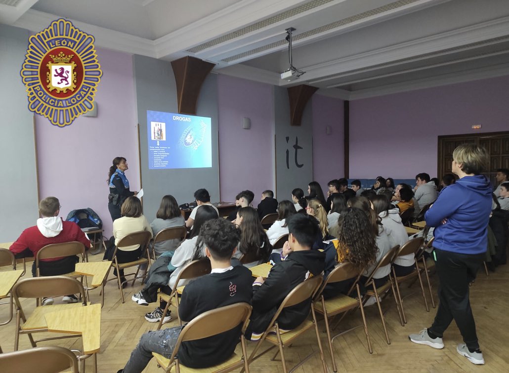 LeonPolicia's tweet photo. El grupo de menores #paidos adscrito a la unidad UAF de #Tu092León ,continúa con su labor informativa impartiendo charlas en los colegios sobre la "Guía para la mejora de la convivencia y la seguridad".Hoy con  alumnos de 2 ESO del colegio @STeresaLeon 
#PolicíaLocalCercaDeTi https://t.co/yvxsZyY7K7