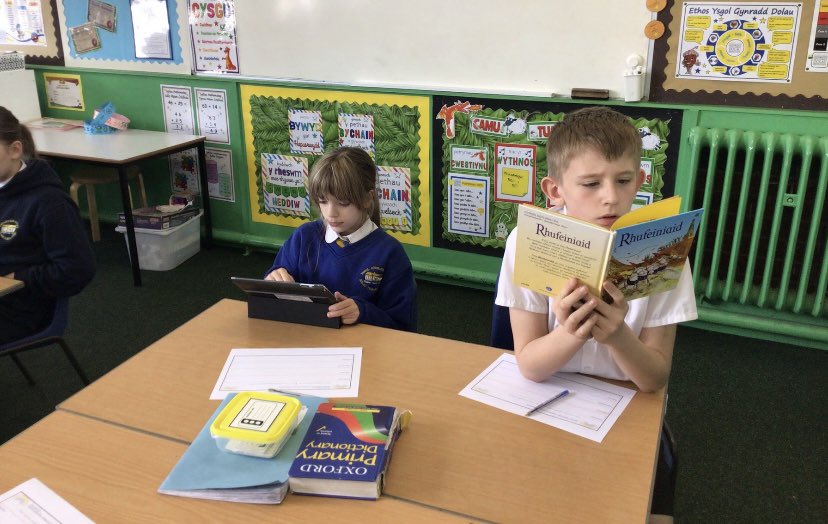 DolauSchool's tweet photo. Mae dosbarth 7 wedi bod yn brysur yn ymchwilio am fywyd y Rhufeiniaid heddiw! Dosbarth 7 have been busy researching about the life of the Romans today! 🔎🔍#gweithiogydangilydd #workingcollaboratively https://t.co/zwBNLfQDyt