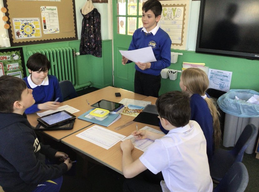 DolauSchool's tweet photo. Mae dosbarth 7 wedi bod yn brysur yn ymchwilio am fywyd y Rhufeiniaid heddiw! Dosbarth 7 have been busy researching about the life of the Romans today! 🔎🔍#gweithiogydangilydd #workingcollaboratively https://t.co/zwBNLfQDyt