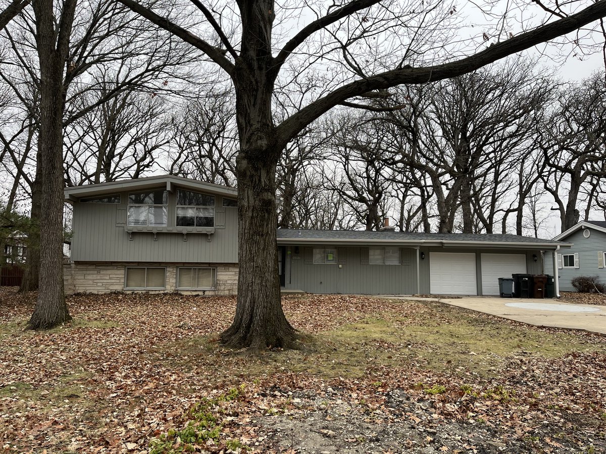 RealtorThompson's tweet photo. See a virtual tour of my newest #listing 20616 Attica Road #OlympiaFields #IL https://t.co/osbXzcDFN5 https://t.co/qFcH0E3Zsn