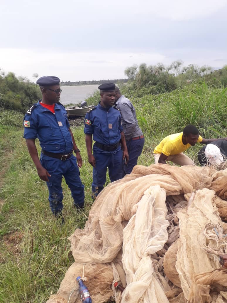 CommuneBusoni's tweet photo. Protection de l'environnement :
Les objets de pêche prohibés dans le lac #Rweru faits de:
 - 10 sennes de plage appelés Imikwabu
- 5454 pièces de moustiquaires,
- 1536 pièces de filets maillants ont été détruits par le CMSH et la délégation de la DG de la pêche @KirundoProvince https://t.co/oS7xIQC4vz