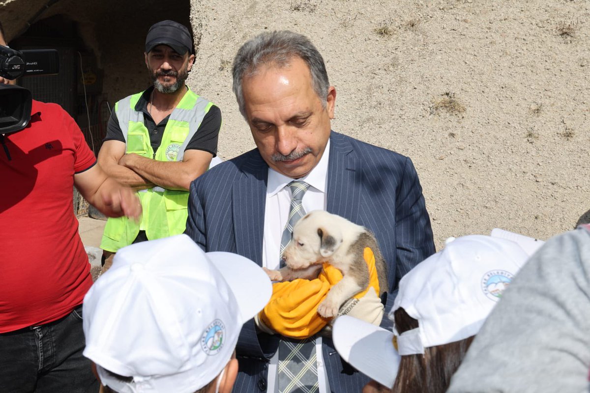 bskmustafaylcn's tweet photo. Birkaç gün önce Patievi Köpek Barınma Merkezimizle ilgili yapılan sosyal medya paylaşımlarının art niyetli kişilerce hazırlanmış bir senaryo olduğu aşikar bir durumdur.
Bununla beraber can dostlarımızla ilgili herhangi bir eksikliğe meydan vermemek ve personel ihmallerinden + https://t.co/DiqQo5EFPT