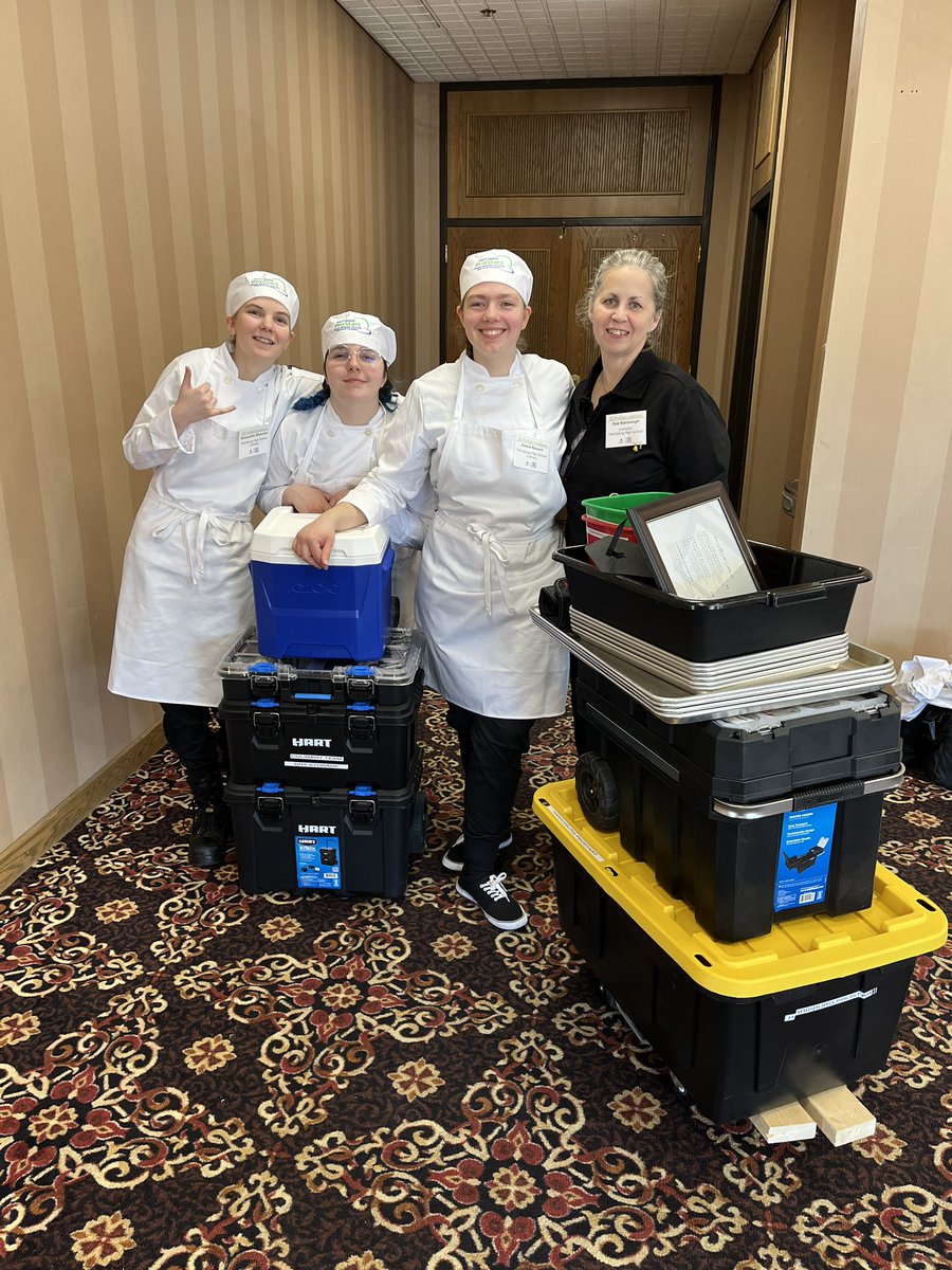 LynchBusnEd's tweet image. 10 minutes to check-in @HarrisburgHigh culinary team is ready to dazzle! #madeinprostart #TigersWork