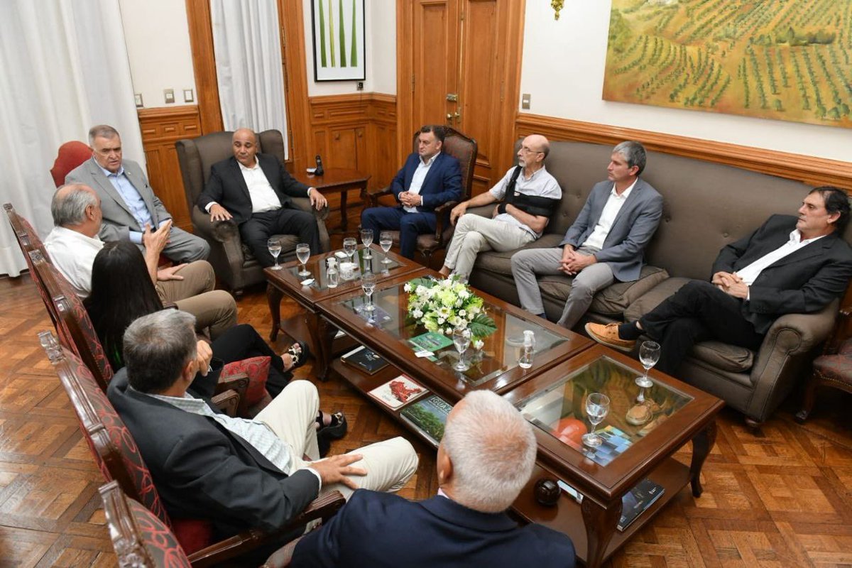 OsvaldoJaldo's tweet image. 𝗖𝗮𝘀𝗮 𝗱𝗲 𝗚𝗼𝗯𝗶𝗲𝗿𝗻𝗼 | Pertenecemos a un espacio plural que prioriza el trabajo por las y los tucumanos. Hoy, junto al gobernador @JuanManzurOK mantuvimos una reunión con dirigentes del oeste, pertenecientes a otros espacios políticos que apoyan el proyecto que…