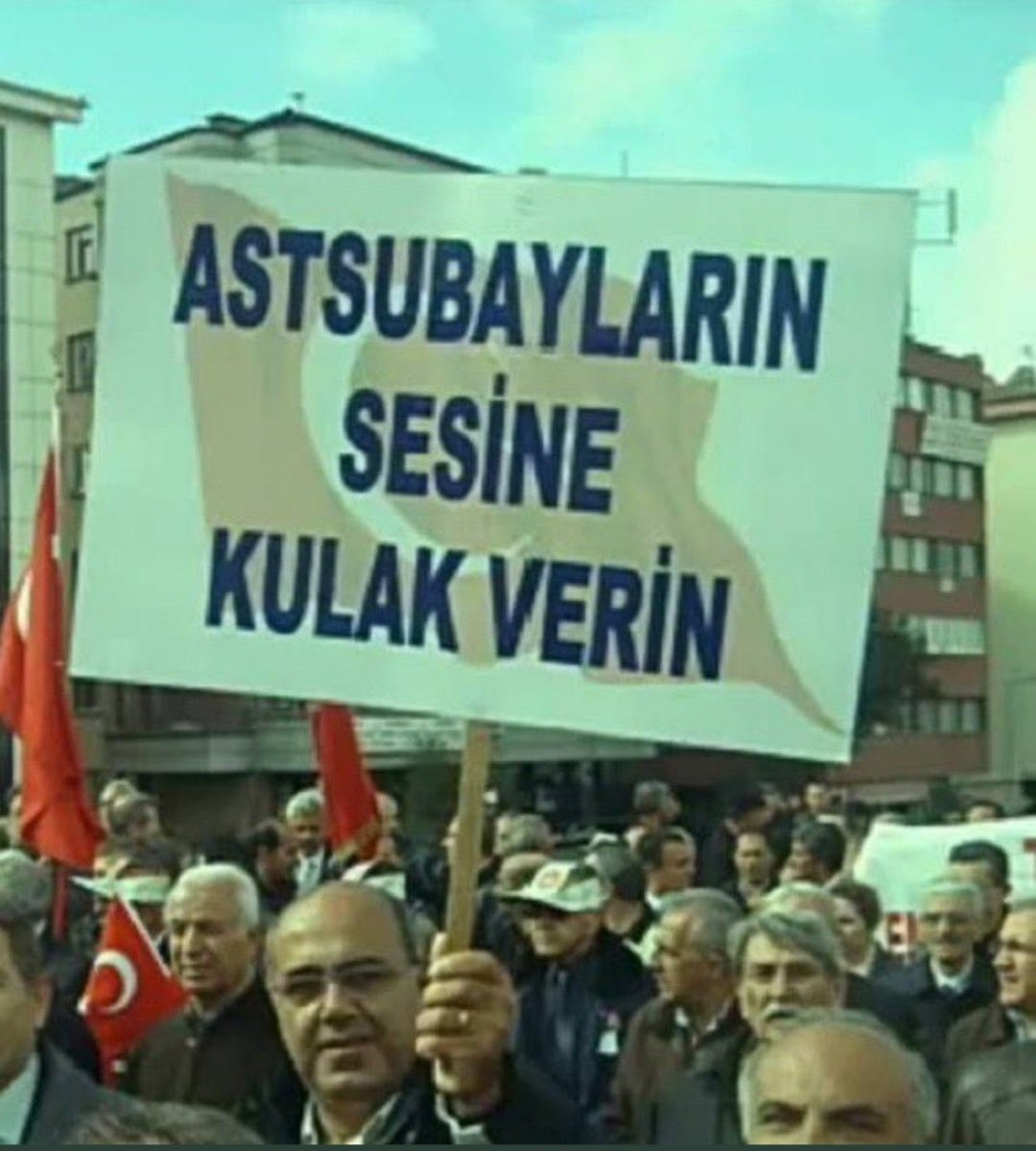 #AstsubaylaraAdalet ve eşitlik istiyor.Bizler düşman değiliz Vatan sevdalısı ASTSUBAYLARIZ Ordunun bel kemiğiyiz. Bunca yıl beklettiniz yeter artık.Tazminat hakkımız. <a href="/RTErdogan/">Recep Tayyip Erdoğan</a>
 <a href="/dbdevletbahceli/">Devlet Bahçeli</a>
<a href="/tcsavunma/">T.C. Millî Savunma Bakanlığı</a>
 <a href="/kilicdarogluk/">Kemal Kılıçdaroğlu</a>
<a href="/alibabacan/">Ali Babacan</a> 
 <a href="/meral_aksener/">Meral Akşener</a>