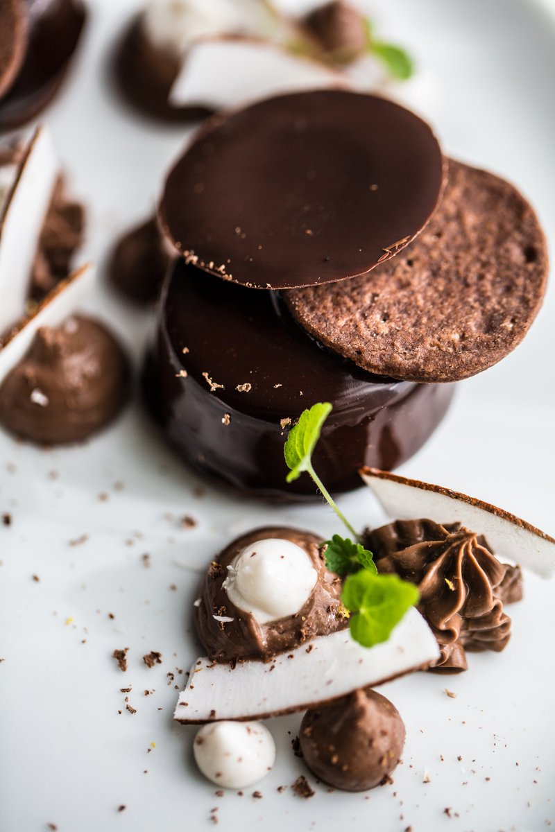 AubergeBaraque's tweet photo. Au menu à la carte en ce moment : Autour du chocolat et de la noix de coco. (photo par Leonard Cohade) #CLERMONTFD #CLERMONT #CHAMALIERES #ROYAT #CEYRAT #BEAUMONT #AUBIERE #RIOM #ORCINES https://t.co/0q9YKe5RPm