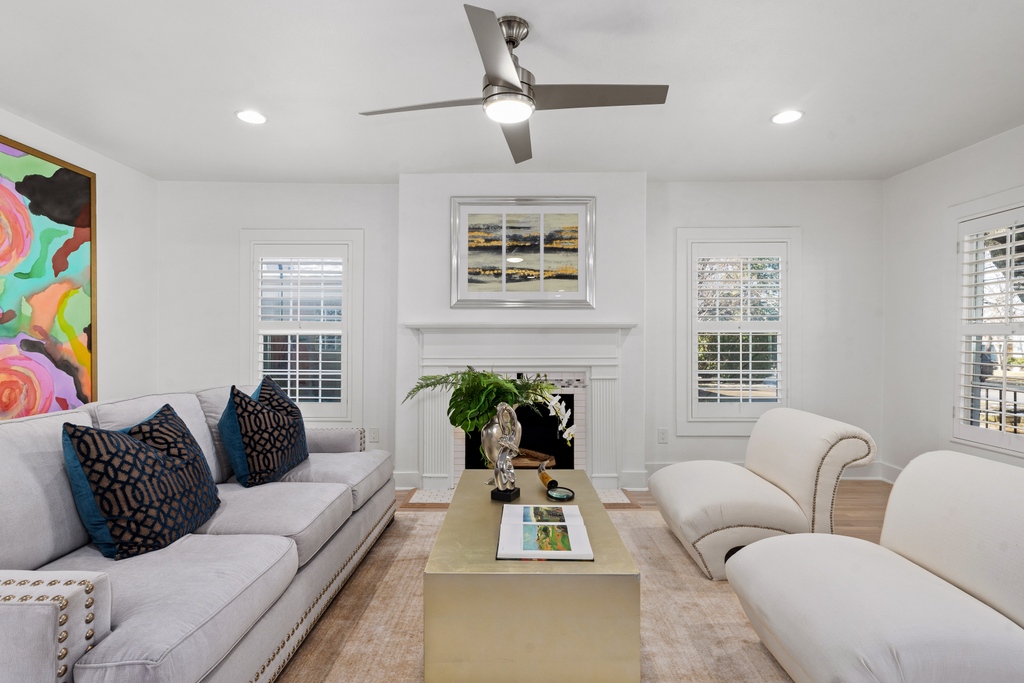 sharp_frame's tweet image. This vibrant wall art steals all the attention! A pop of color will bring life and personality to any space🎨🌈

#interiordesign #openconcept #texashomes #texasrealestate #photographer #sharpframemedia #dfwrealtor #fortworthrealestate #homedecor #dallasrealestate #sanantonio