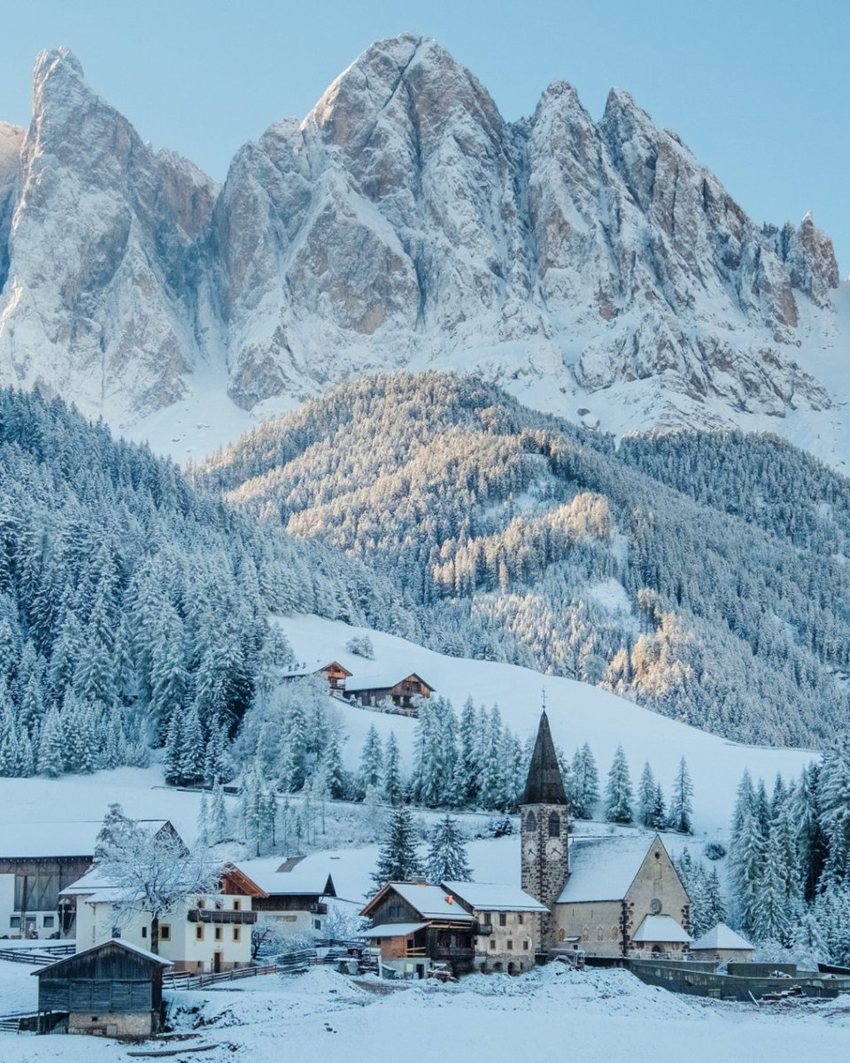 civitatis_en's tweet photo. Ski season isn't over!
The stunning town of South Tyrol in Italy still has a thick blanket of powdery snow. With over 1200 km of slopes and 450 lifts in the area, you'll find yourself surrounded by stunning peaks and valleys while enjoying the thrill of skiing. Happy travels! ✨ https://t.co/R3ZoqdCTgp