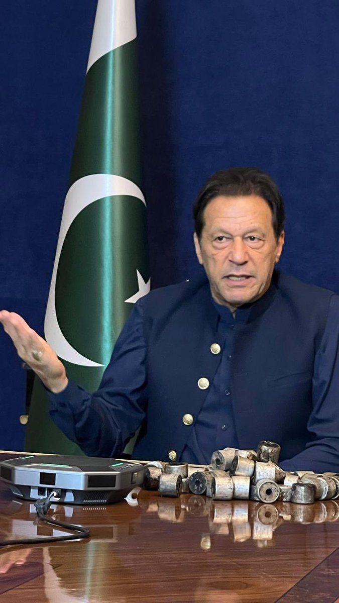 ImranRaizKhan's tweet photo. جس جس کی نظر سے یہ ٹویٹ گزرے ریٹویٹ کریں اور اس ٹرینڈ میں شامل ہو کر بھر پور انداز سے عمران خان کے حق میں آواز بلند کریں۔
#کپتان_کی_گرفتاری_پڑےگی_بھاری https://t.co/Wlb0qxHVI2