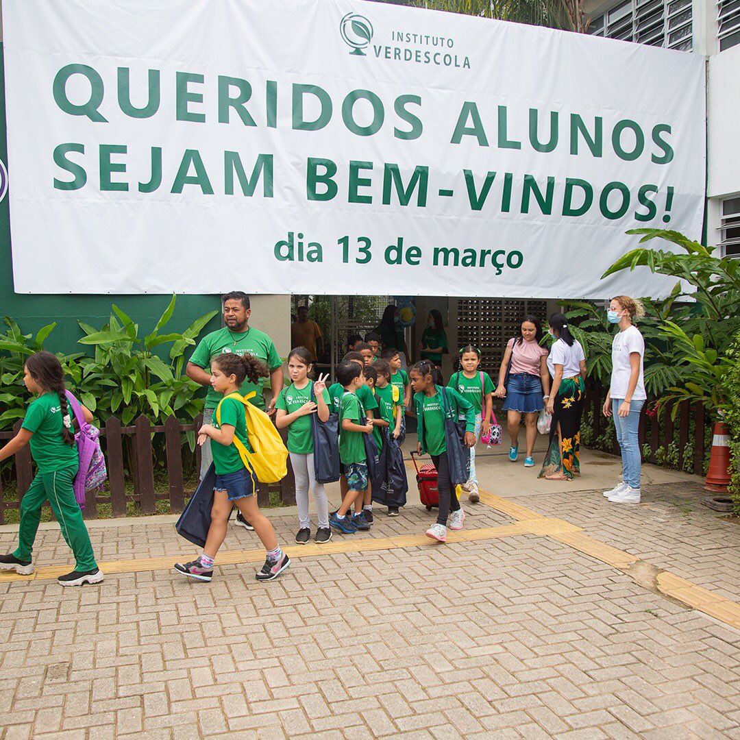 Verdescola's tweet photo. 🟢VOLTAMOS! O dia 13/03 foi um marco pra todos nós. Após 22 dias entre acolhimento e medidas emergenciais para a nossa comunidade, retomamos ao que melhor sabemos fazer: educar.

Juntos somos mais fortes, aprendemos nos últimos dias e é como queremos seguir.

📸 @DeckFilmes https://t.co/eMnAealqth