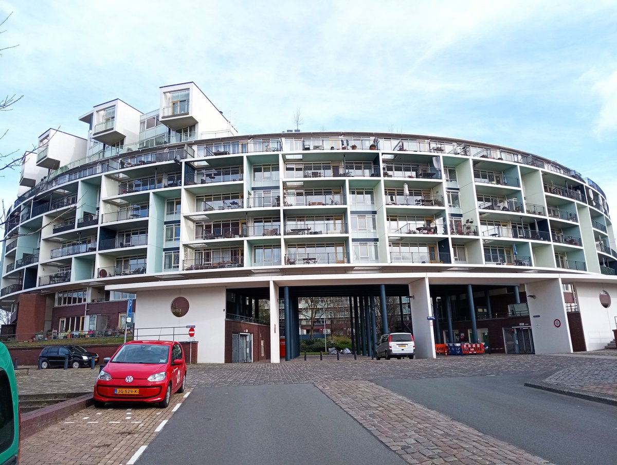 ProfGauchard's tweet photo. #BTSPIM 2ème journée à Amsterdam. Découverte des quartiers et de leurs différentes architecture. Nos étudiants du @ClaudelLycee ont pu découvrir une ville où la mobilité douce est reine. #immobilier #architecture #urbanisme #sejour #amsterdam https://t.co/kOlgoW9hzy
