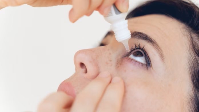 Are your contact lenses making your eyes feel dry and uncomfortable? Check out these tips on how to avoid dry contacts!  #lens.com #lensdotcom #contactlenses #ContactLensCare #EyeHealth #DryContacts #LensCareTips lens.com/eyestyle/tips-…