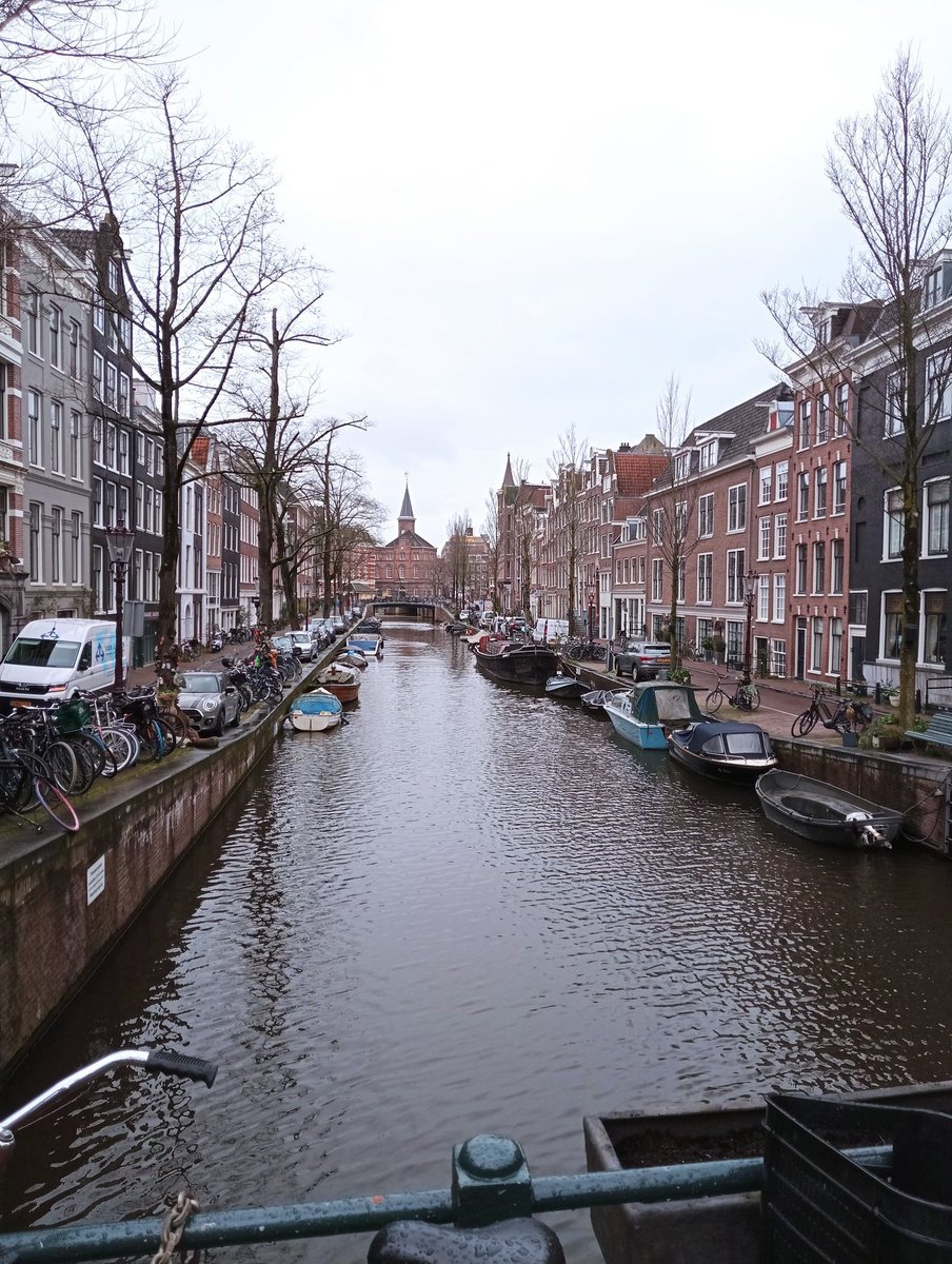 ProfGauchard's tweet photo. #BTSPIM 2ème journée à Amsterdam. Découverte des quartiers et de leurs différentes architecture. Nos étudiants du @ClaudelLycee ont pu découvrir une ville où la mobilité douce est reine. #immobilier #architecture #urbanisme #sejour #amsterdam https://t.co/kOlgoW9hzy