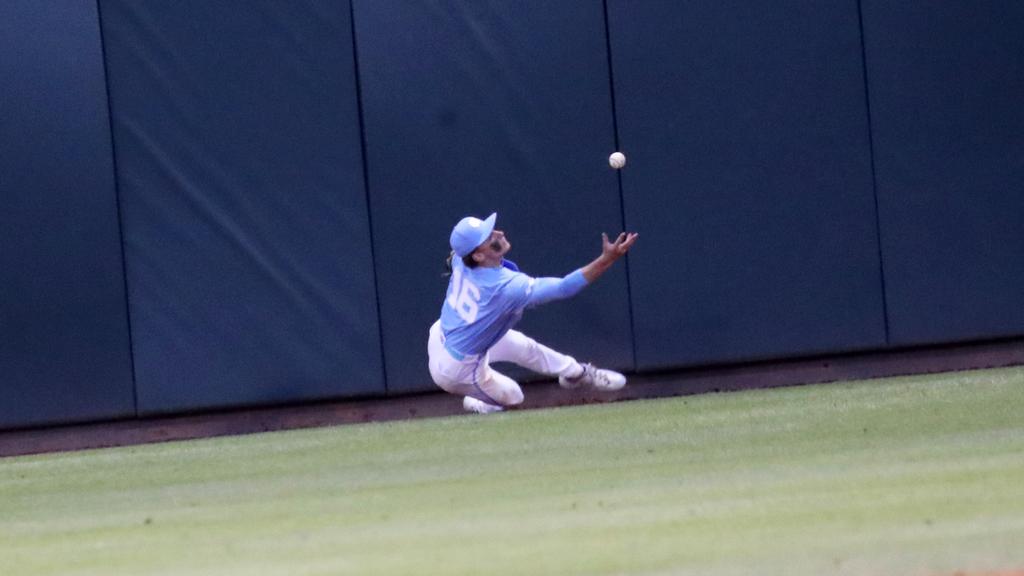 NCAABaseball's tweet photo. Vote for the #NCAABaseball Photo of the Week 📸

1️⃣ @WVUBaseball Bring it on home 😛
2️⃣ @RaginCajunsBSB Defying gravity 🆙 
3️⃣ @DiamondHeels Caught barehanded 🤯
4️⃣ @MercerBaseball United as one 🤝 https://t.co/J6JDlFHlD5