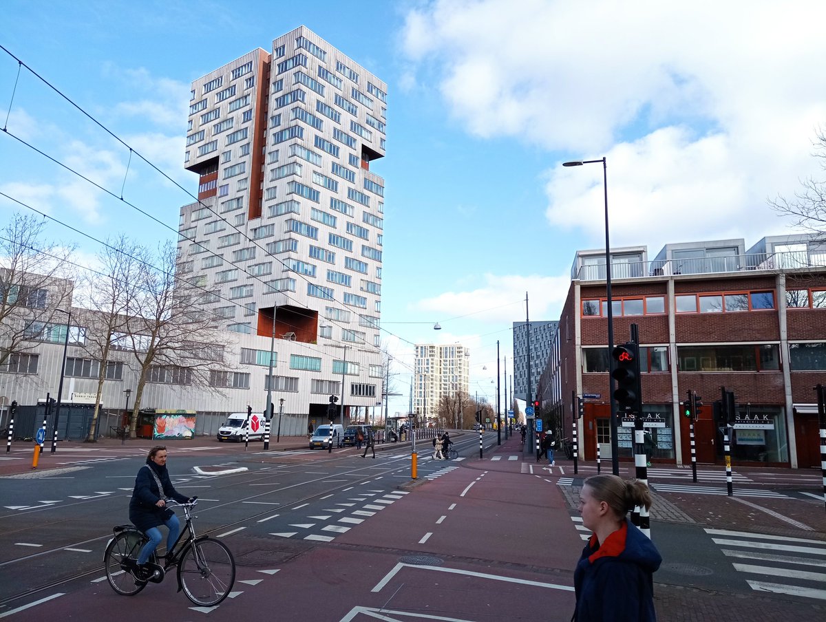 ProfGauchard's tweet photo. #BTSPIM 2ème journée à Amsterdam. Découverte des quartiers et de leurs différentes architecture. Nos étudiants du @ClaudelLycee ont pu découvrir une ville où la mobilité douce est reine. #immobilier #architecture #urbanisme #sejour #amsterdam https://t.co/kOlgoW9hzy