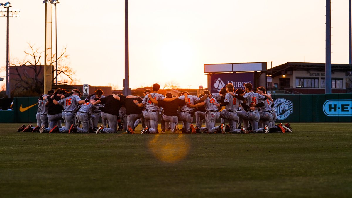 NCAABaseball's tweet photo. Vote for the #NCAABaseball Photo of the Week 📸

1️⃣ @WVUBaseball Bring it on home 😛
2️⃣ @RaginCajunsBSB Defying gravity 🆙 
3️⃣ @DiamondHeels Caught barehanded 🤯
4️⃣ @MercerBaseball United as one 🤝 https://t.co/J6JDlFHlD5