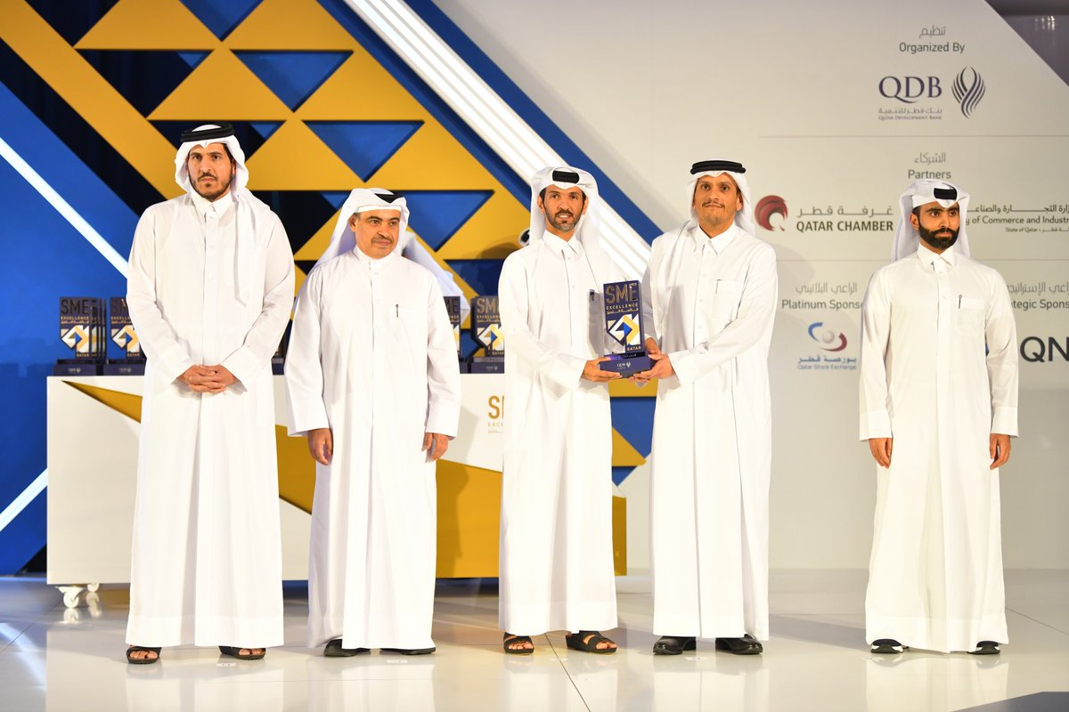 QatarCare's tweet photo. قطر كير ضمن قائمة التميّز لأفضل ٥٠ شركة صغيرة ومتوسطة في قطر وتم تكريم السيد/ صالح العيده مؤسس الشركة والرئيس من قبل معالي الشيخ / محمد بن عبدالرحمن ال ثاني رئيس مجلس الوزراء و وزير الخارجية 
مبروك للعاملين في الشركة والطواقم الطبية ومبروك لعملائنا الكرام فهم جزء كبير من نجاحاتنا https://t.co/wNNLfs7mWT