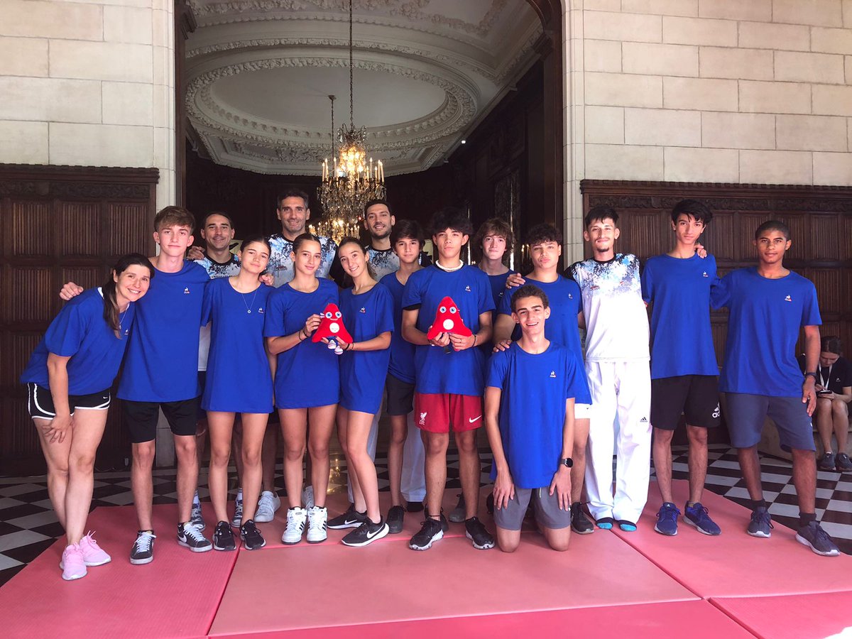 LJMBuenosAires's tweet photo. A #500días de los #JuegosOlímpicos de @paris2024 los alumnos de la #OptionEPS participaron en @franceargentine 🇫🇷 de la carrera #TerredeJeux2024 que se realiza alrededor del 🌎.
¡Remo, esgrima y judo con atletas olímpicos y paralímpicos 🇦🇷! @PrensaCOA @ParalimpicosARG
@aefe https://t.co/XbWRNmEarc