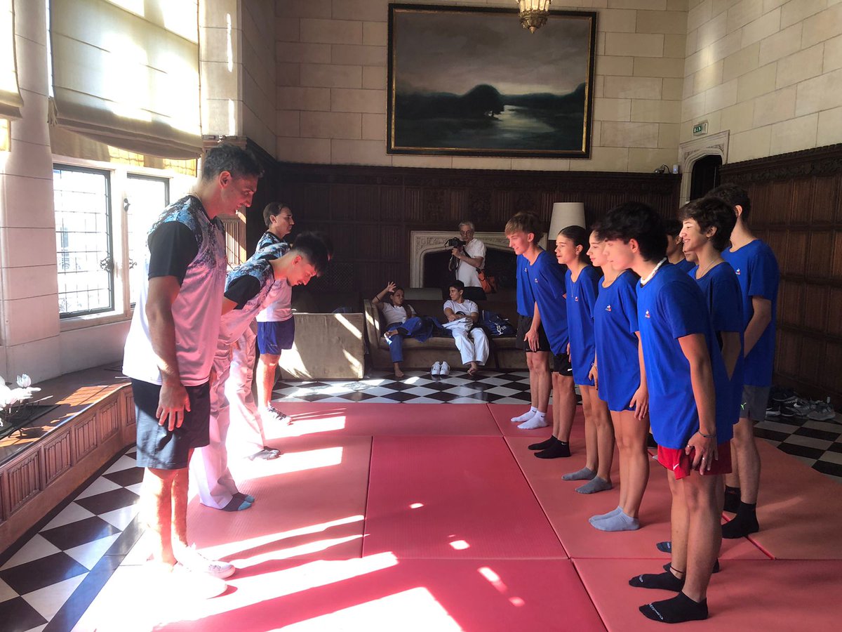 LJMBuenosAires's tweet photo. A #500días de los #JuegosOlímpicos de @paris2024 los alumnos de la #OptionEPS participaron en @franceargentine 🇫🇷 de la carrera #TerredeJeux2024 que se realiza alrededor del 🌎.
¡Remo, esgrima y judo con atletas olímpicos y paralímpicos 🇦🇷! @PrensaCOA @ParalimpicosARG
@aefe https://t.co/XbWRNmEarc