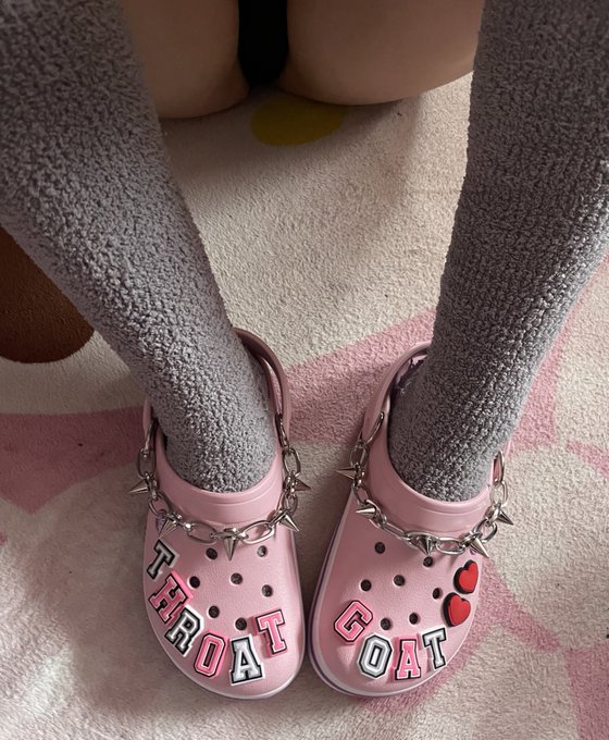 Everyone loved the yinzer lighter crocs.. here&rsquo;s my new pair for this year https://t.co/rpKKrhPpjV<a href="/tag/mvsales"class="tags"><span>#mvsales</span></a>