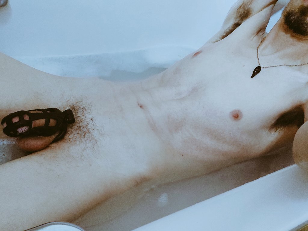 locked_sanity's tweet photo. #bathtimeforlockedboys #teamlocked #selflocked #KeyholderRequired https://t.co/2WXR7oSVT1