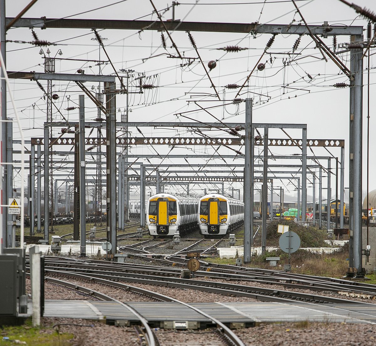 kwpartlow's tweet photo. Ex GA Class 379 No.379011 (left) and No.379025 (right) amomg others on 14th March 2023 stored in Parkeston Yard.#Class379 #Parkeston https://t.co/sp3bJGrEz4
