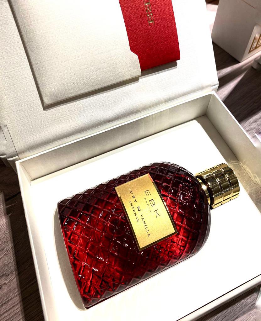 juayria3's tweet photo. Today i received an amazing gift
Im in love ,
The is the the best vanilla fragrance I’ve ever smelled in my life 

#EBKParis #EBKParfums
#RNVI https://t.co/sOOaHgxwr4