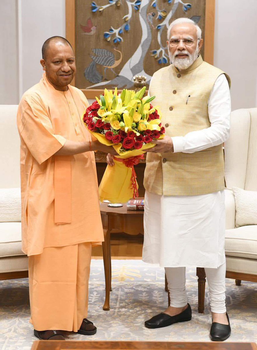 AshutoshMla166's tweet photo. 24 कैरेट, 24 घंटे, 24 की तैयारी है।
पूरा भारत मोदी मय है, फिर मोदी की बारी है ।। https://t.co/Xn2d93vcX6