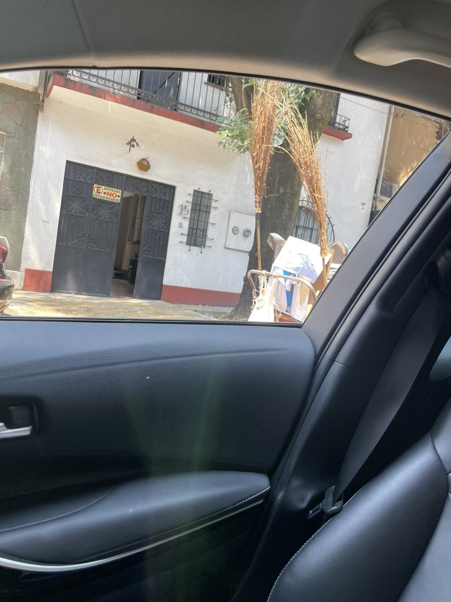 CynCastilloCC's tweet photo. Serían yo canjeando la promo de media docena gratis de cumpleaños en KK para regalarlas a los señores que barren ? ❤️🥹 https://t.co/PBYhT86E7B