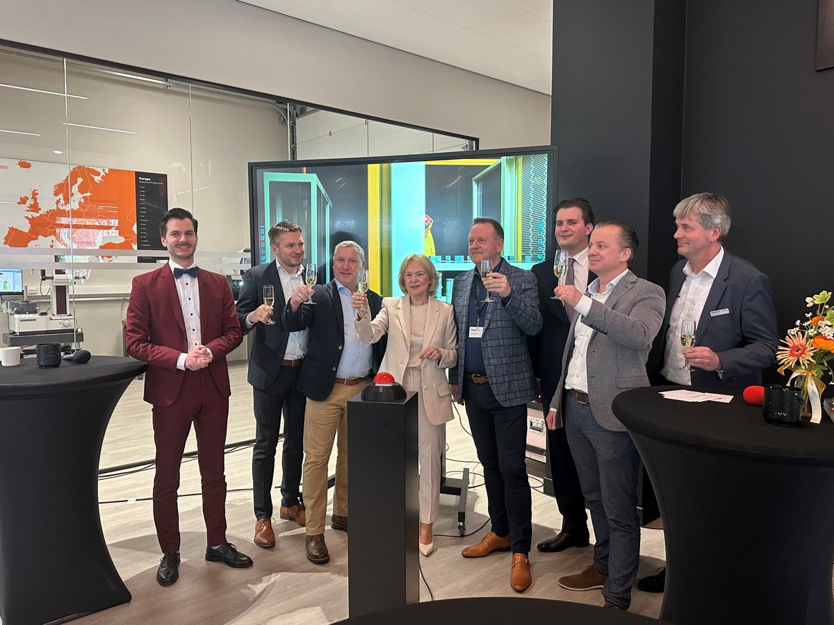 Demoweek's tweet image. We zijn geopend! En hoe.... 
Met dank aan Ingrid Coffeng-Bogner en Maarten Roos voor hun openingswoorden en Henk Slotboom voor de gastvrijheid.

De hele week staan onze deuren vanaf 10.00 uur voor jou open. Tot dan?

#automatisering #machine #demoweek #maakindustrie #tech