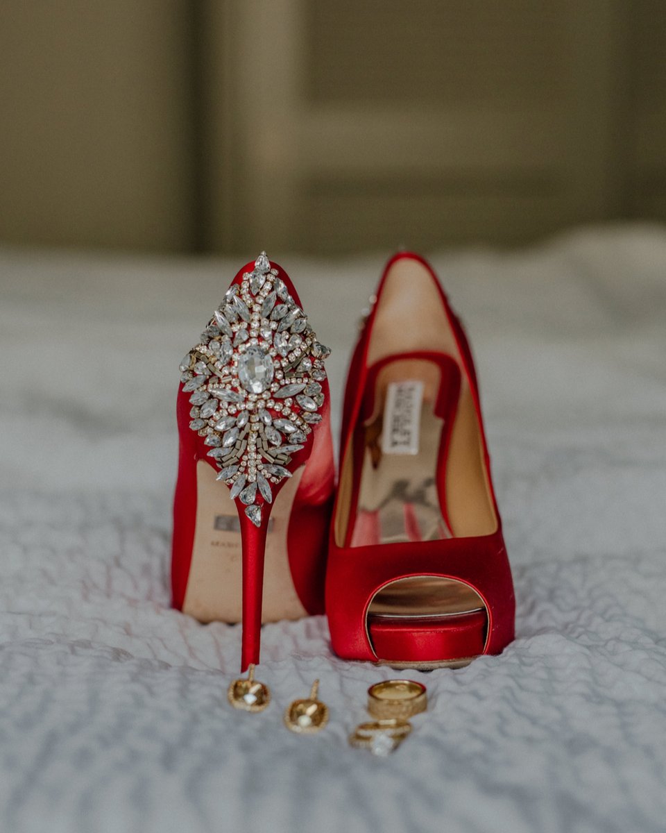 VidaChicEvents's tweet photo. Red hot and ready to say 'I do' in these gorgeous gem-studded wedding shoes 🔥💎

Photo by @lauriekjensen

#OahuWeddingPlanner #VidaChicEvents #HawaiiWedding #DestinationWedding #HonoluluWedding #OahuWedding #WeddingPhotography #WeddingTips #BridalTips #EliteWeddings #DIYBri https://t.co/wEdBEDAXc8