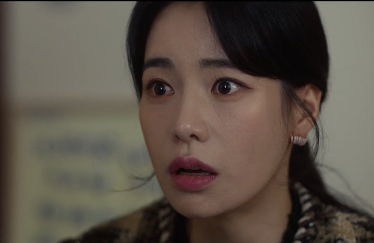 cha_chronicles's tweet photo. 1. yeonjin :
she loves being in control. she despises not getting what she wants (all the girls she bullied were ones that jaejun found interest in...). she never shows any remorse…so dongeun made her lose that confidence and the glow in her eyes when she messed with others https://t.co/zuOuw6CacH