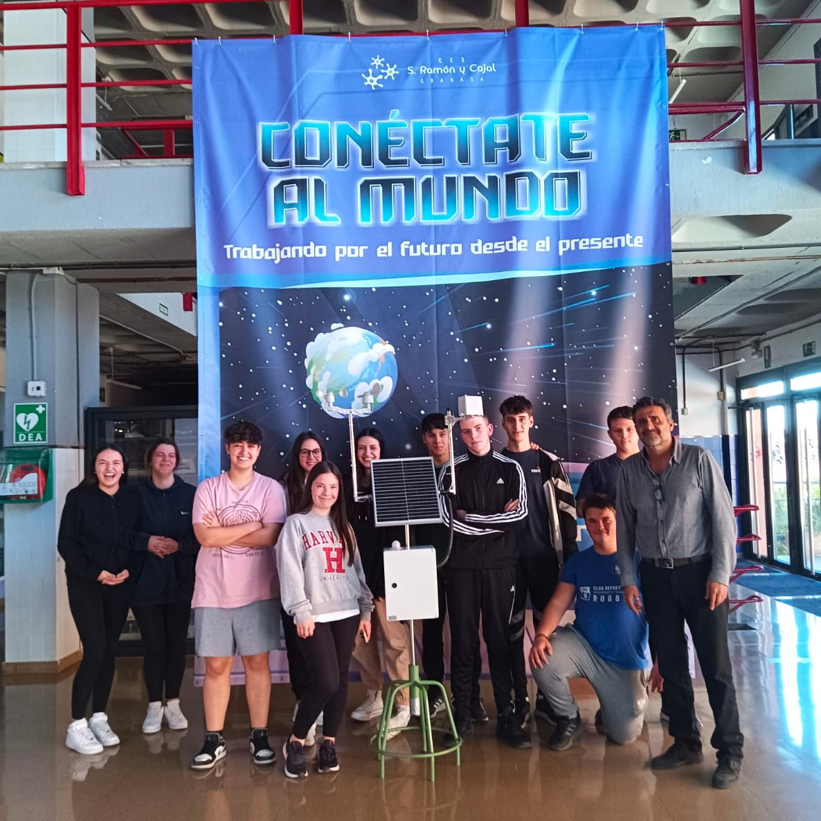 LCATMon's tweet photo. Estudiantes de ciencias del @CESRamonyCajal y su profesor de tecnología construyen su estación #TrackTheFly para monitorizar el impacto del #CambioClimatico en la biodiversidad local

#MelanogasterCTF #CitizenScience #Drosophila 
@LCATMon @GonzalezLab_BCN @Dros_EU @FECYT_Ciencia https://t.co/hYNo3x71iw